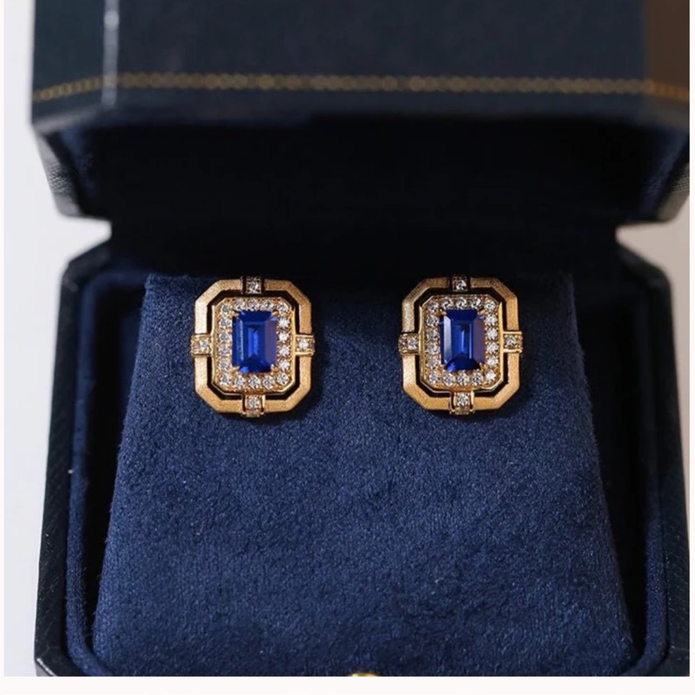 Floysun MATTE GOLD SQUARE HOLLOW DIAMOND WRAPPED SAPPHIRE STUD EARRINGS